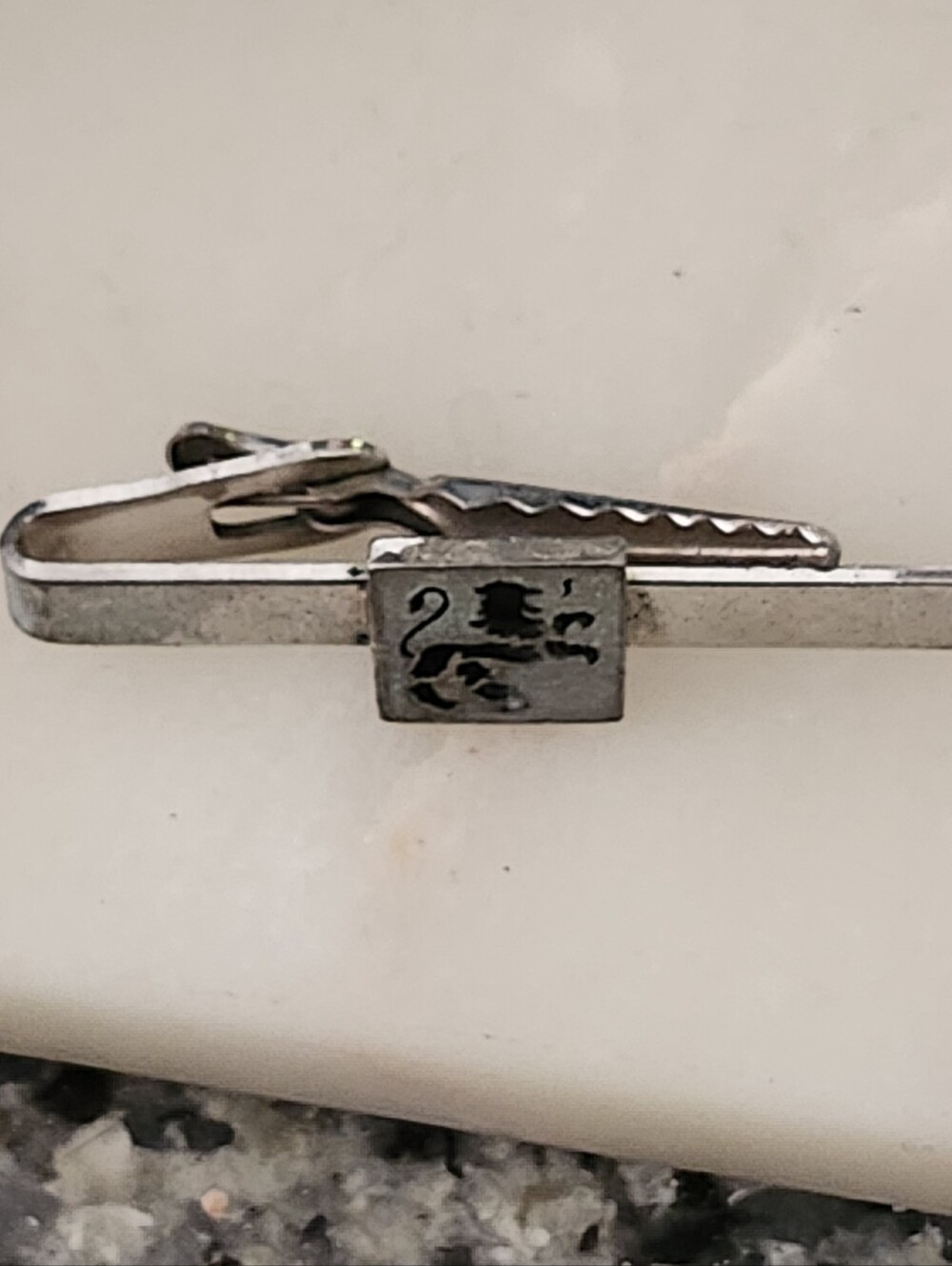 Vtg Silver Tone Men's Tie Clip with Engraved Lion Motif